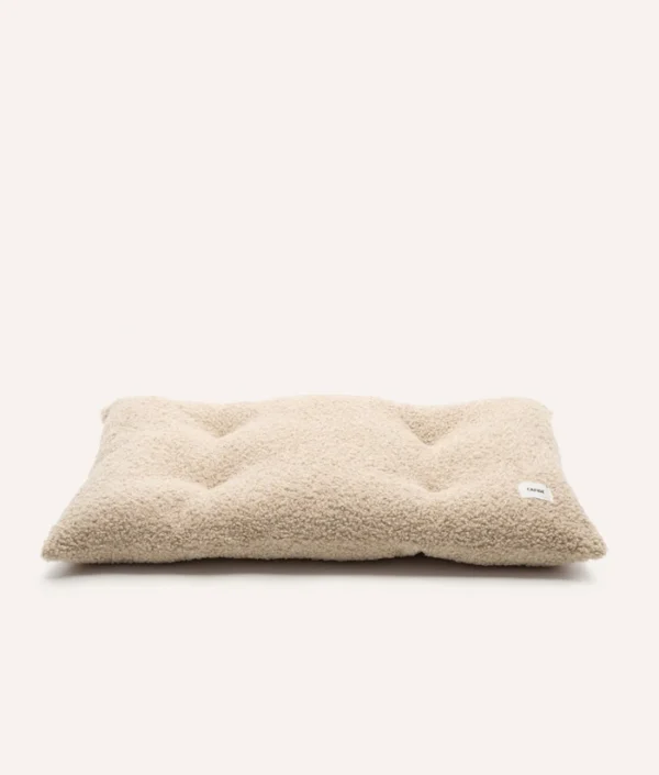 Coussin Bela en effet bouclette beige – Image 2
