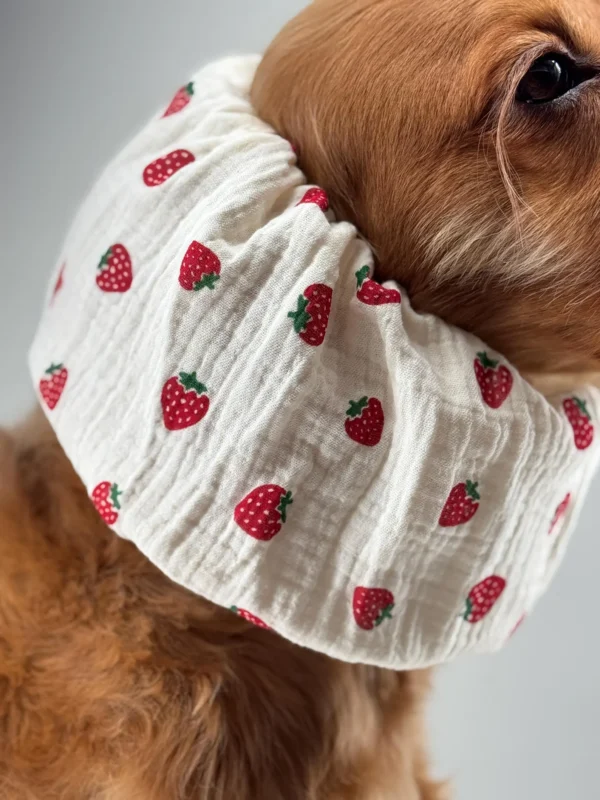 Snood en gaze de coton à motifs fraises – Image 2