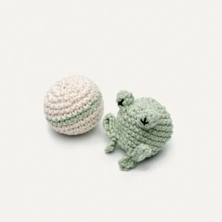 Grenouille et balle en crochet