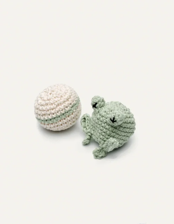 Grenouille et balle en crochet