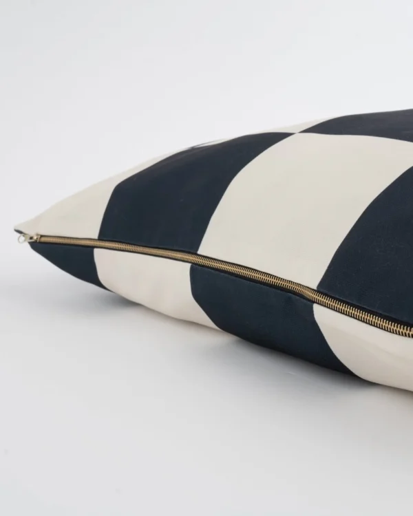 Coussin à damiers noirs et blancs – Image 2