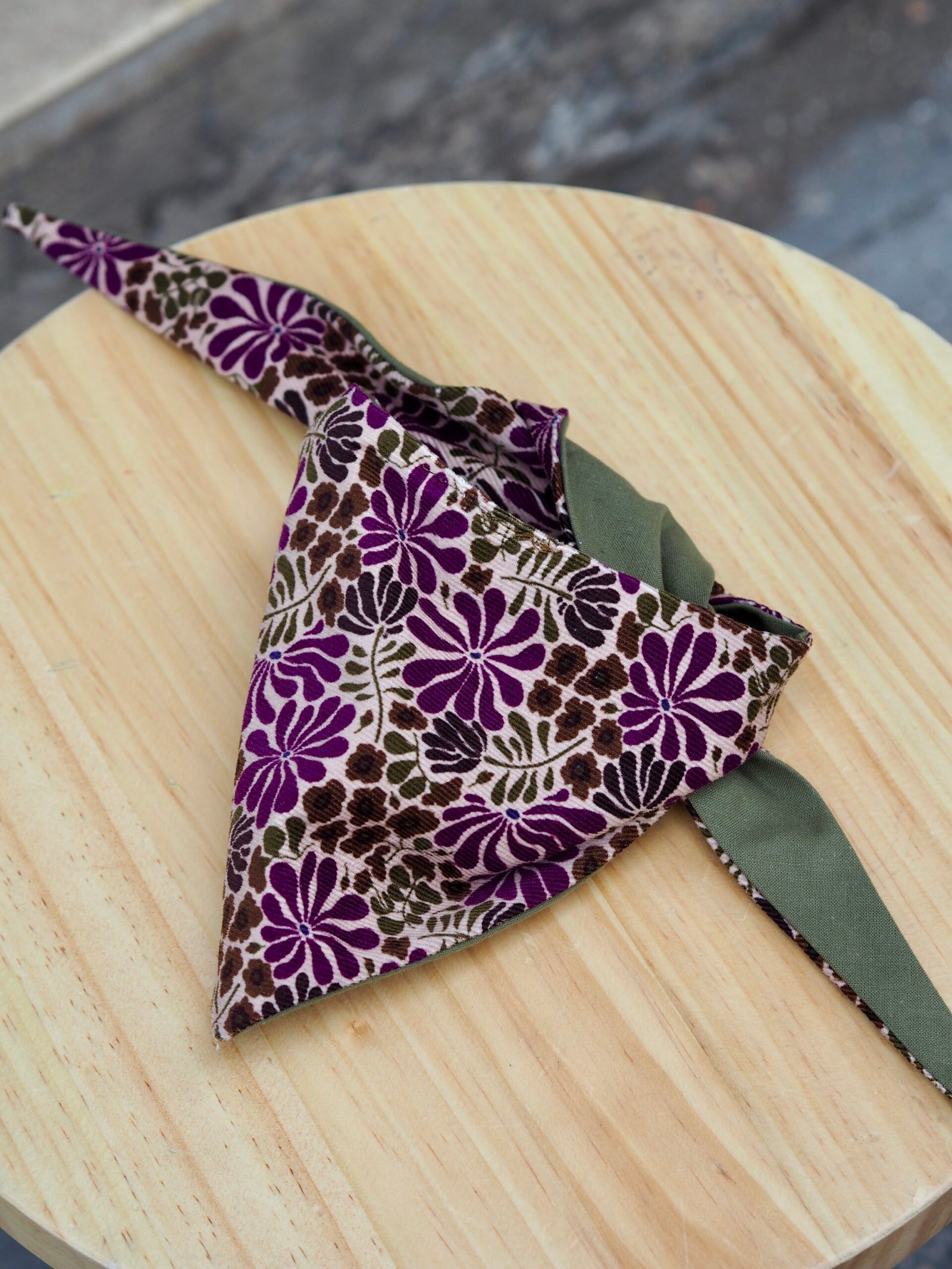 Bandana réversible à nouer <br> Fleuri Prune & Kaki – Image 5