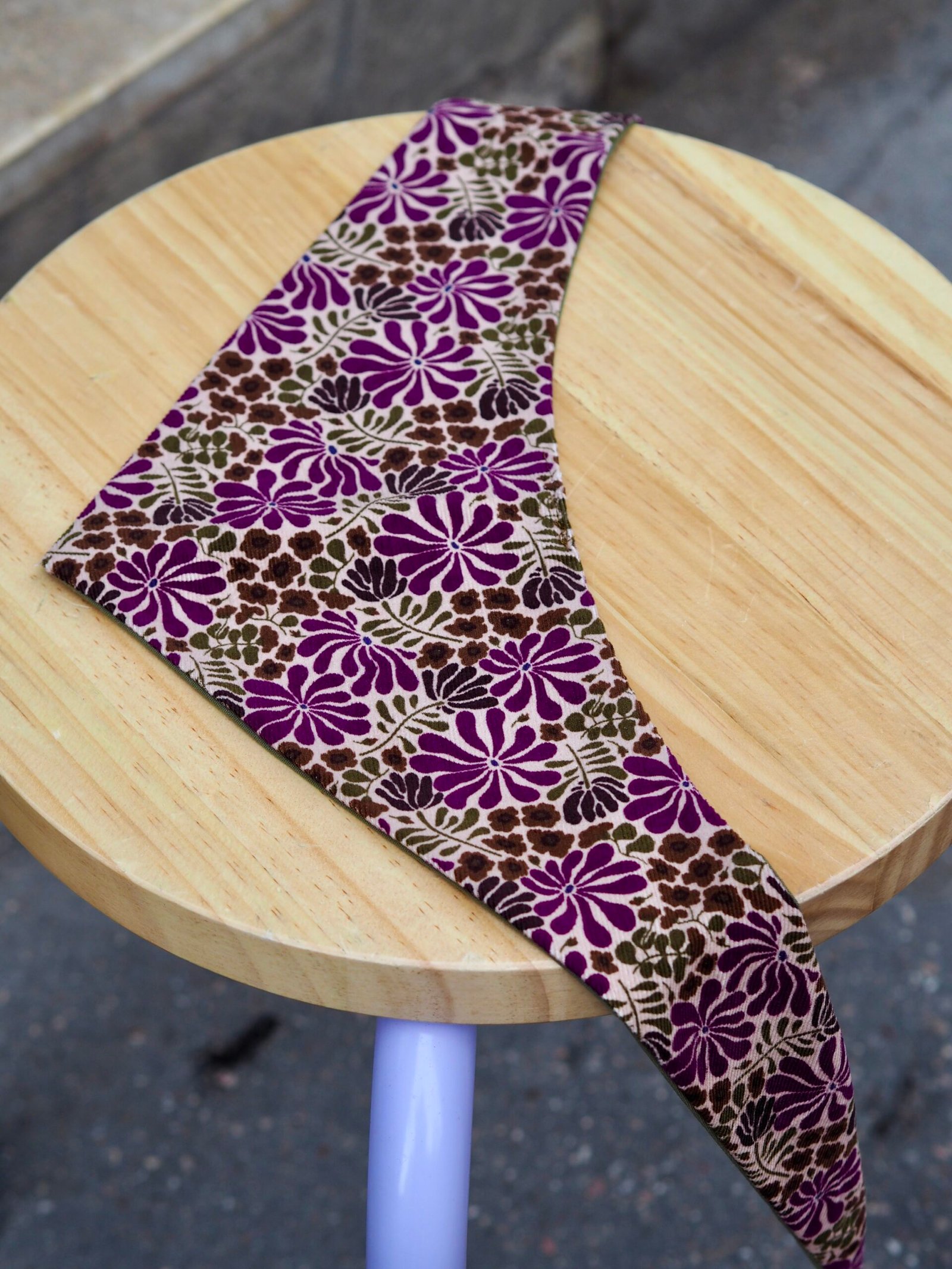 Bandana réversible à nouer <br> Fleuri Prune & Kaki – Image 4