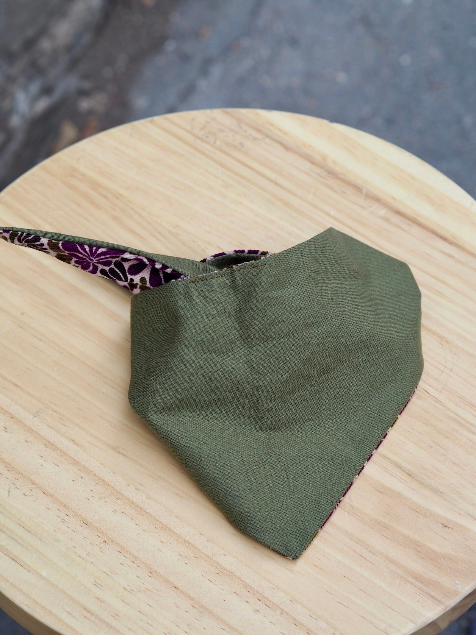 Bandana réversible à nouer <br> Fleuri Prune & Kaki – Image 3