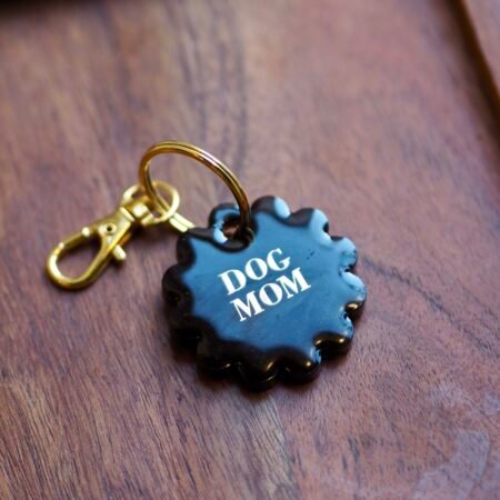 Porte-clé “Dog Mom” en résine marron profond