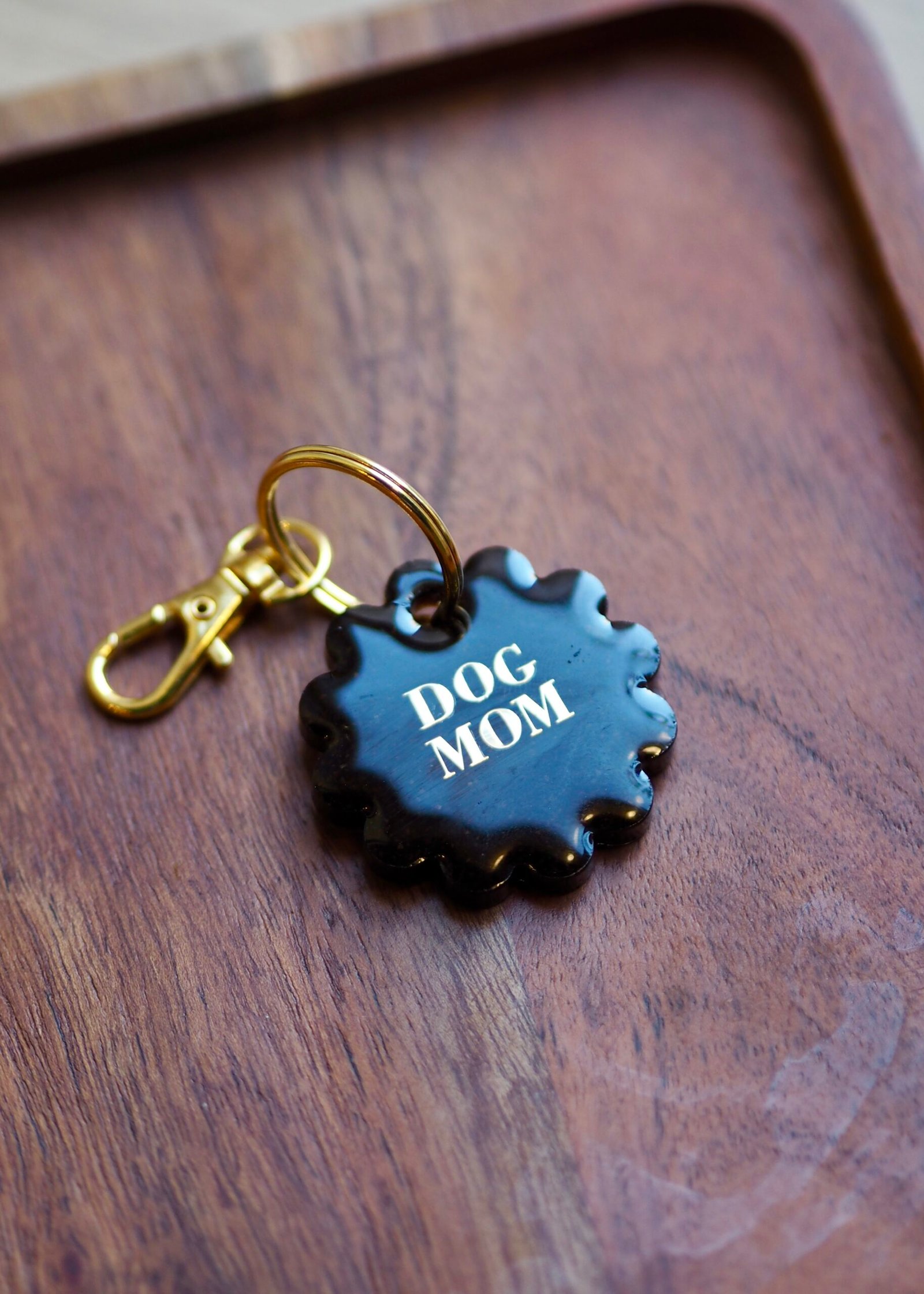 Porte-clé “Dog Mom” en résine marron profond