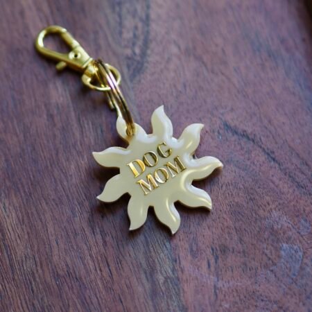 Porte-clé “Dog Mom” en résine jaune