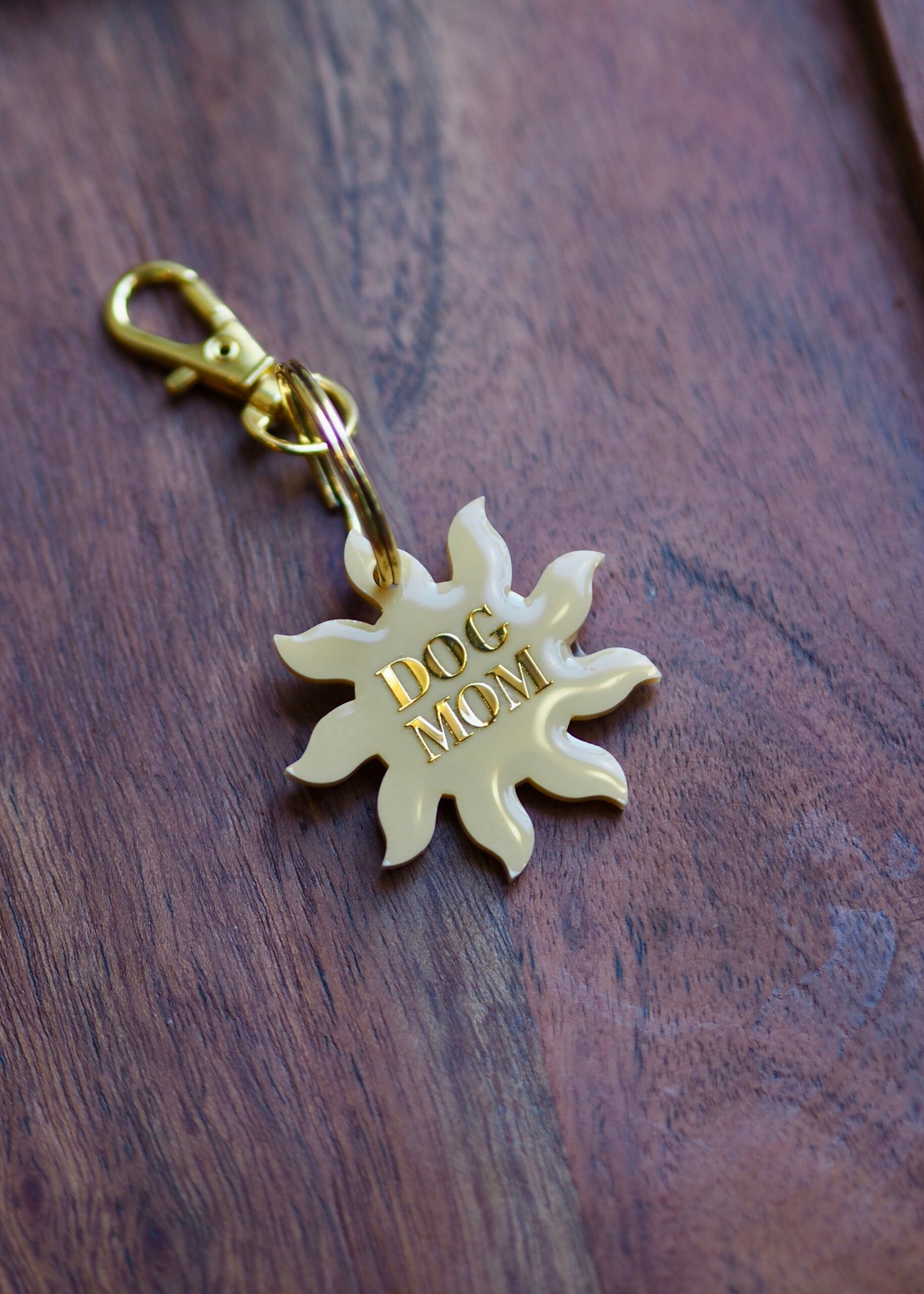 Porte-clé “Dog Mom” en résine jaune